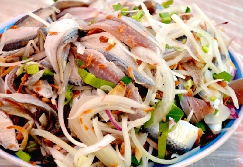 Gỏi cá sống hấp dẫn vì vị tươi, ngọt và cách trộn đậm đà, nhưng đây cũng là món có nguy cơ chứa ấu trùng sán, nhất là khi dùng cá nước ngọt hoặc cá không được kiểm soát nguồn nuôi. Gia vị cay chua không thể thay thế việc làm chín, do đó có thể chứa nhiều ký sinh trùng.