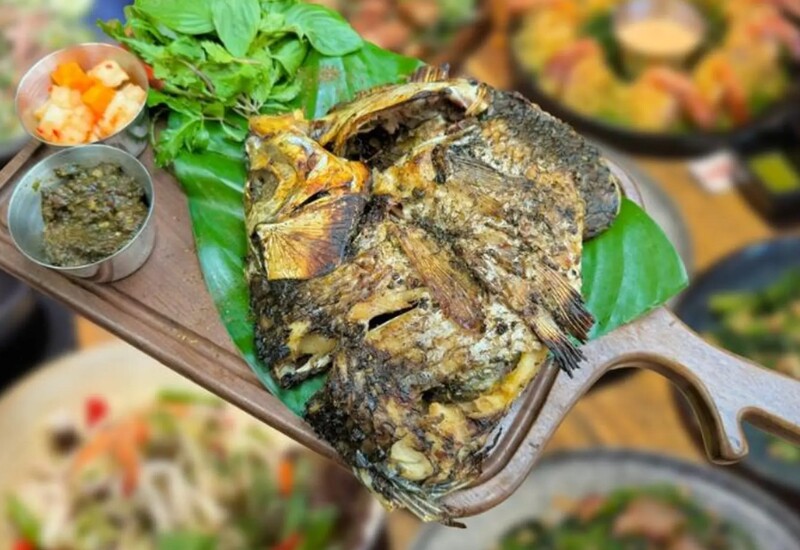Pa pỉnh tộp là đặc sản nổi tiếng của người Thái vùng Tây Bắc, nhất là Sơn La, Điện Biên, Lai Châu... Tên gọi của món ăn bắt nguồn từ chính cách sơ chế và hình dáng của cá sau khi nướng. "Pa" theo tiếng Thái có nghĩa là cá và "Pỉnh tộp" nghĩa là "gập" hoặc "lật úp".