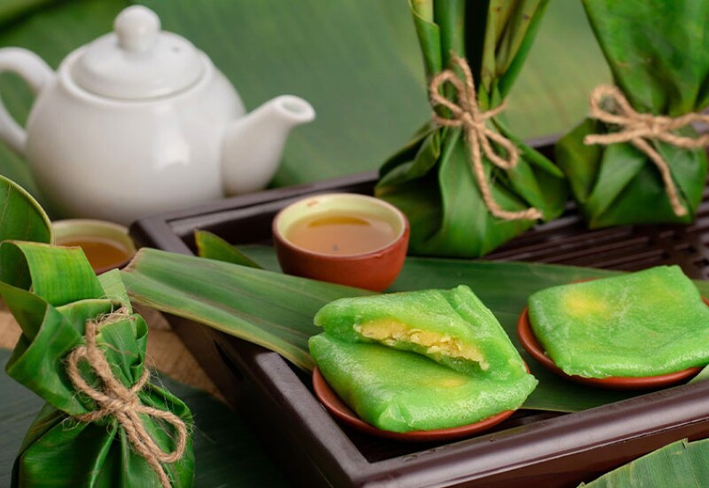 Nếu có dịp đặt chân đến Hà Nội, đặc biệt vào những ngày thu se lạnh, du khách nên thử bánh cốm Hàng Than - thức quà mang hương vị rất riêng của đất thủ đô. Bánh có màu xanh dịu mắt từ cốm non, lớp vỏ dẻo thơm, mềm mịn, gợi nhớ đến hương lúa mới và mùa thu Hà Nội.