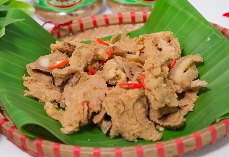 Thịt chua Thanh Sơn là đặc sản nổi tiếng của vùng đất Phú Thọ, gắn với văn hóa ẩm thực của đồng bào Mường. Món ăn được làm từ thịt lợn, bì lợn thái mỏng, trộn cùng thính rang rồi ủ lên men tự nhiên trong ống hoặc hộp kín.