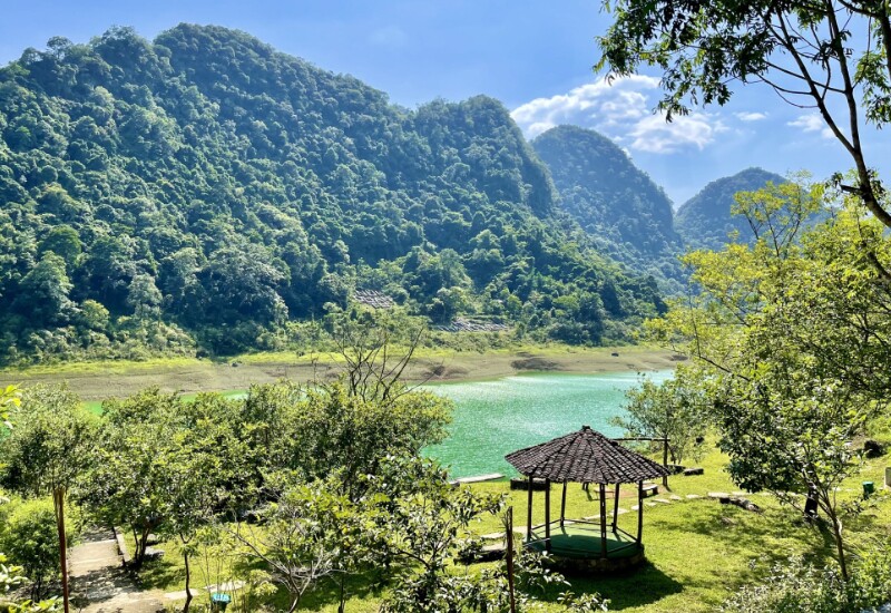 Hồ Thang Hen nằm giữa vùng núi đá vôi Trà Lĩnh, tỉnh Cao Bằng. Tên Thang Hen thường được lý giải theo tiếng Tày là “đuôi ong”, gợi hình dáng hồ uốn lượn mềm mại giữa thung lũng xanh, mặt nước trong veo như một tấm gương trời.