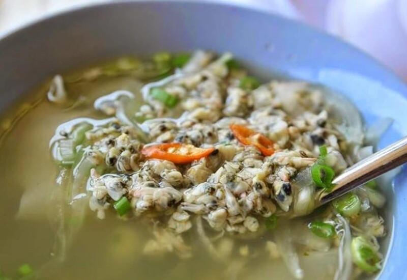 Don là món ăn dân dã nhưng gắn liền với ẩm thực Quảng Ngãi. Con don thuộc loài nhuyễn thể nhỏ, vỏ mỏng, màu vàng nhạt, thường sống ở vùng sông Vệ, sông Trà. Nhìn bề ngoài đơn giản nhưng khi chế biến lại tạo nên hương vị rất riêng.