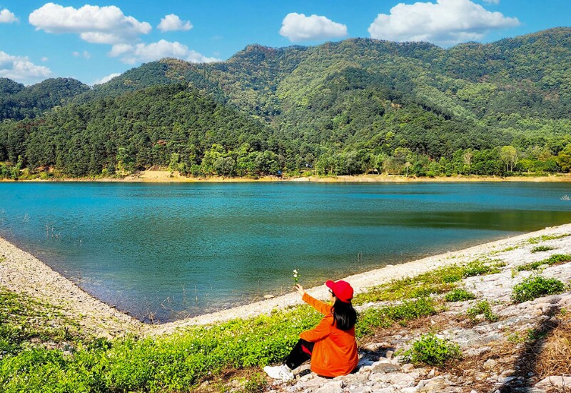 Nằm tại Sóc Sơn (TP. Hà Nội), núi Hàm Lợn cách trung tâm thành phố khoảng 40km và được mệnh danh là “nóc nhà của Hà Nội”. Nơi đây nổi bật với những triền đồi xanh, rừng thông rộng lớn và khung cảnh thiên nhiên yên bình, thích hợp cho chuyến đi ngắn ngày cuối tuần.