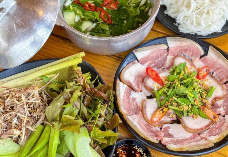 Bò tơ Tây Ninh nổi tiếng nhờ nguồn nguyên liệu được nuôi thả tự nhiên, thịt mềm, ngọt và ít mỡ. Từ bò tơ, người dân chế biến thành nhiều món hấp dẫn như nướng, hấp cuốn bánh tráng hay nhúng giấm, đều giữ được vị ngon đặc trưng.