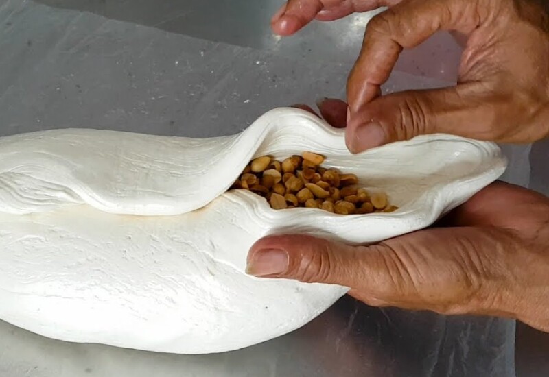Kẹo kéo là món ăn vặt quen thuộc của nhiều thế hệ 8X, 9X với vị ngọt dịu và độ dẻo đặc trưng. Tiếng kéo kẹo leng keng của người bán rong từng là âm thanh khiến nhiều đứa trẻ háo hức chạy theo mỗi chiều tan học.