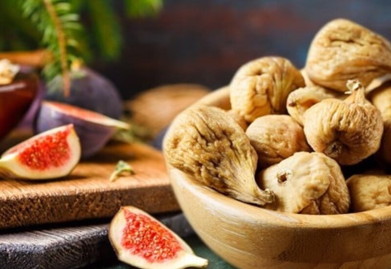 Quả sung khô được xem là một trong những loại trái cây khô giàu magie nổi bật, với khoảng 101mg magie trong khoảng 300g sung khô. Hàm lượng này có thể đáp ứng gần 24% nhu cầu hằng ngày, hỗ trợ cơ bắp, thần kinh và năng lượng.
