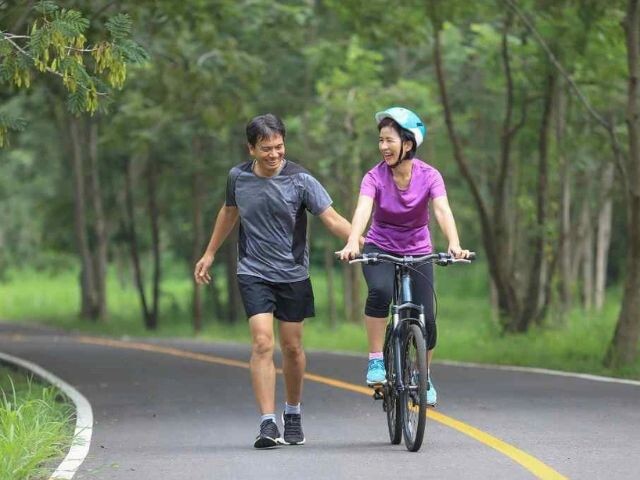 Khác biệt giữa người đi bộ và người đạp xe: Ai sẽ khoẻ và trẻ đẹp hơn về lâu dài?