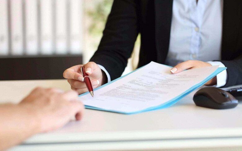 Một kỳ nghỉ miễn phí, một buổi hội thảo trong khách sạn sang trọng, vài lời hứa về những chuyến du lịch đẳng cấp và cơ hội đầu tư hấp dẫn. Nhiều người đã đặt bút ký các hợp đồng trị giá hàng trăm triệu, thậm chí hàng tỷ đồng chỉ sau vài giờ. Thế nhưng, phía sau đó là những khoản phí kéo dài nhiều năm và nguy cơ mất trắng số tiền đã bỏ ra.