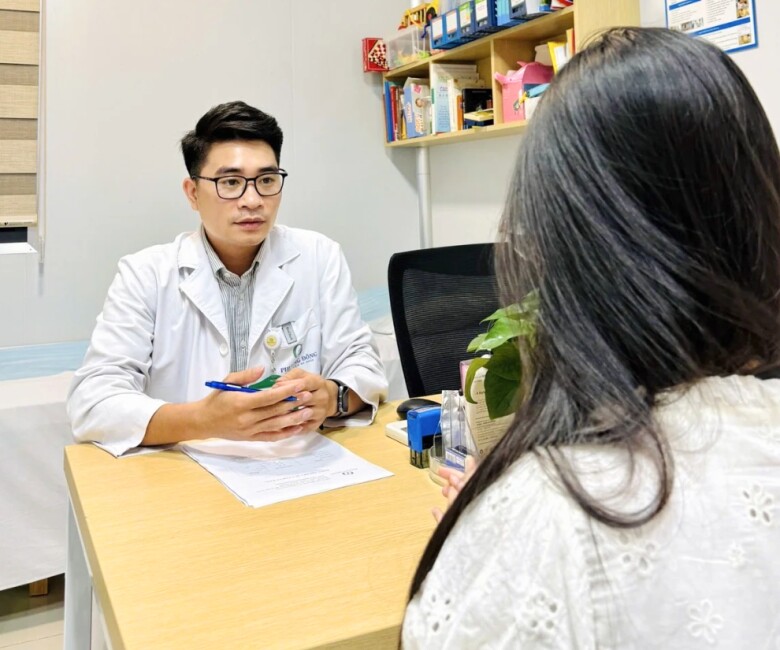 Chuyên gia tâm lý Hoàng Quốc Lân chỉ ra rằng trong một số trường hợp, những tổn thương tâm lý, sang chấn từ quá khứ, áp lực cuộc sống, sự mất kiểm soát cảm xúc hoặc những méo mó trong nhận thức có thể khiến người lớn dần mất khả năng đồng cảm với trẻ.