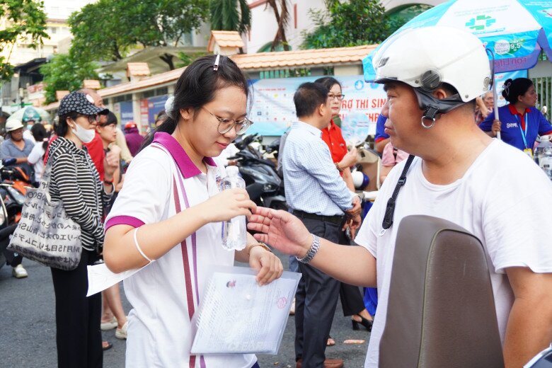 Hồi hộp không kém thí sinh, phụ huynh trao cái ôm động viên: amp;#34;Tôi chỉ mong con giữ được tâm lý bình tĩnhamp;#34; - 5