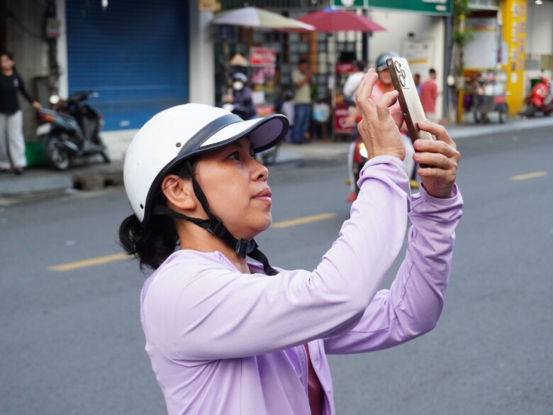 Chị Trang vừa vui, vừa hồi hộp khi đứng bên ngoài điểm thi