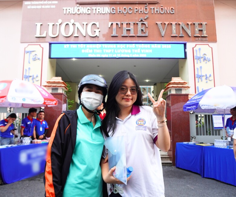 Các thí sinh hào hứng trước kỳ thi Ngữ văn, nhiều thí sinh nhấn mạnh đây là bài thi quan trọng, sẽ cố gắng vận dụng kiến thức xã hội và nền tảng văn học để hoàn thành tốt phần thi này.