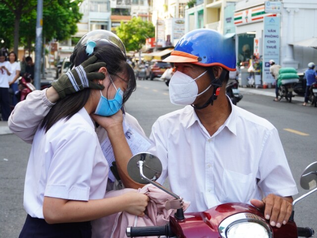 Khoảnh khắc yêu thương, động viên tinh thần cho các sĩ tử bước vào kỳ thi quan trọng.