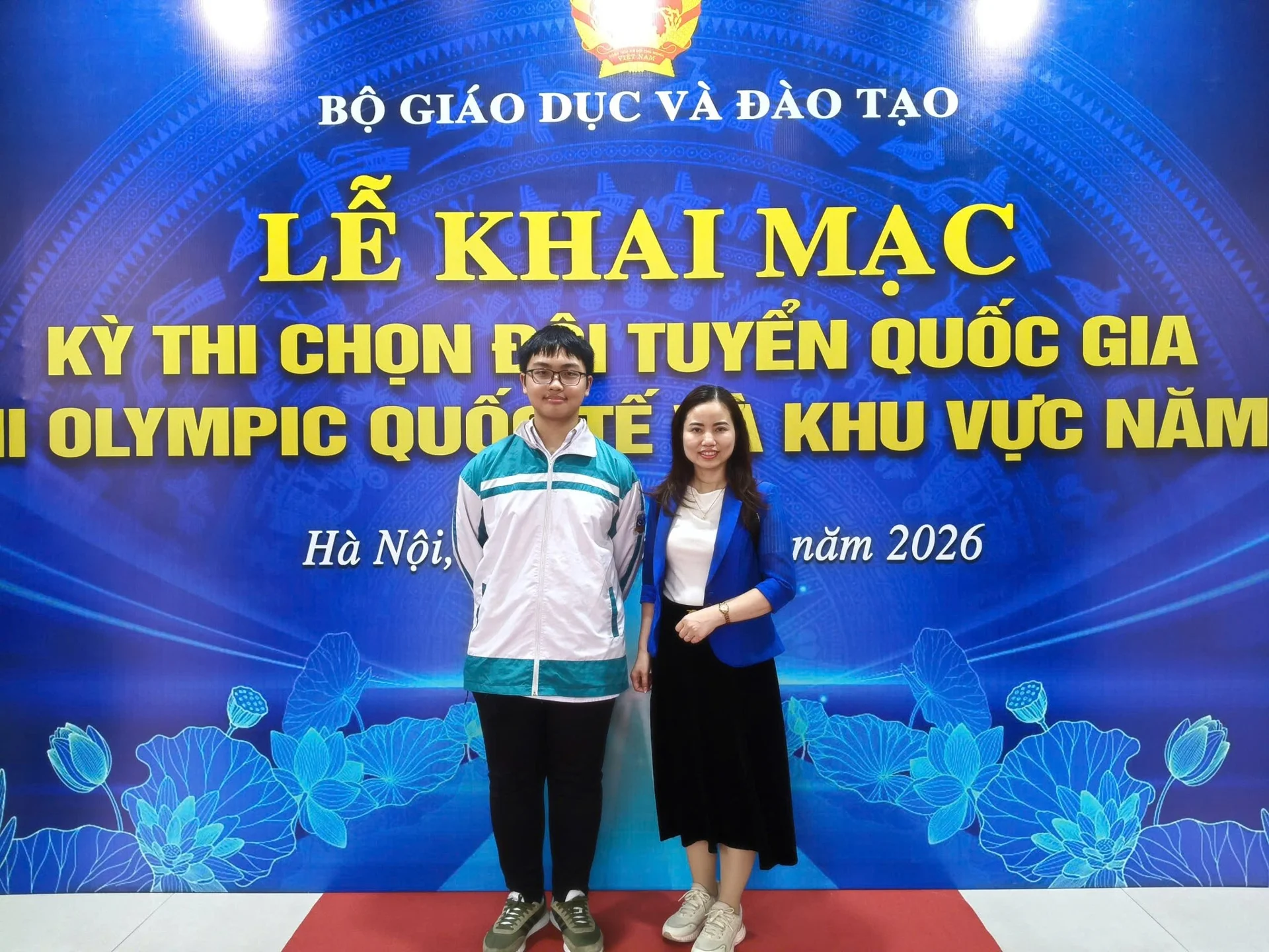 Trong đội tuyển tham gia Olympic quốc tế lần này, có một học sinh lớp 10 duy nhất góp mặt là em Nguyễn Khánh Phúc, học sinh trường THPT Chuyên Lương Văn Tụy (tỉnh Ninh Bình). Đây cũng là thí sinh trẻ tuổi nhất trong đội tuyển.