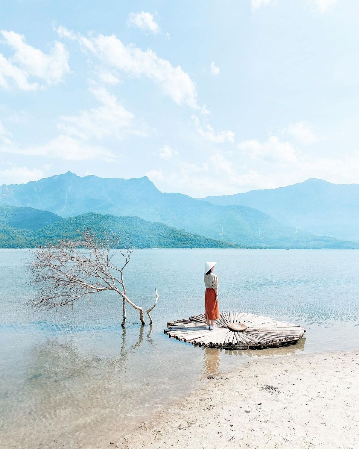 Khám phá vùng biển ở Huế mà vua Khải Định yêu thích, chọn làm nơi nghỉ dưỡng, được đánh giá đẹp nhất hành tinh 22 Với khung cảnh thiên nhiên đẹp tựa tranh vẽ, đầm Lập An xứng đáng là một điểm nên ghé qua trên hành trình đến với Huế mộng mơ.