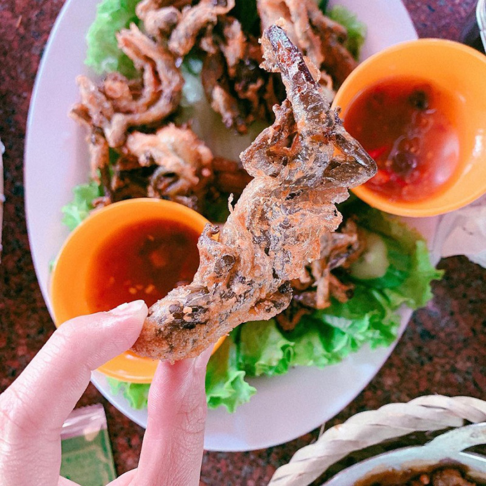 Thằn lằn núi chiên giòn là món ăn phổ biến và dễ thưởng thức nhất. Thằn lằn sau khi được làm sạch, tẩm ướp gia vị đơn giản rồi chiên ngập dầu. Lớp da bên ngoài vàng rụm, giòn tan, bên trong thịt trắng mềm, ngọt và thơm.