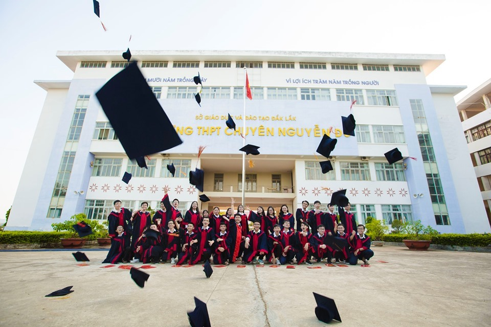 Tỉ lệ học sinh THPT Chuyên Nguyễn Du đậu vào trường ĐH TOP đầu ở các lĩnh vực kinh tế, sức khỏe, khoa học xã hội… tăng đều qua từng năm. Nhiều học sinh của trường có được xét tuyển thẳng nhờ thành tích học tập ấn tượng.