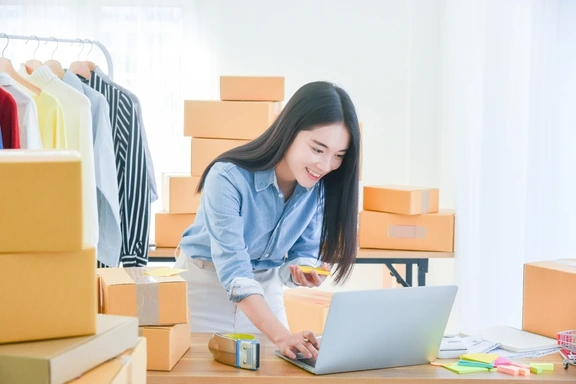 Đặc biệt, với các phương thức thanh toán nhanh như ví điện tử, thẻ ngân hàng, trả sau hoặc mua trước trả sau, quá trình chi tiền diễn ra quá dễ dàng khiến người dùng ít cảm nhận được mức độ hao hụt tài chính.