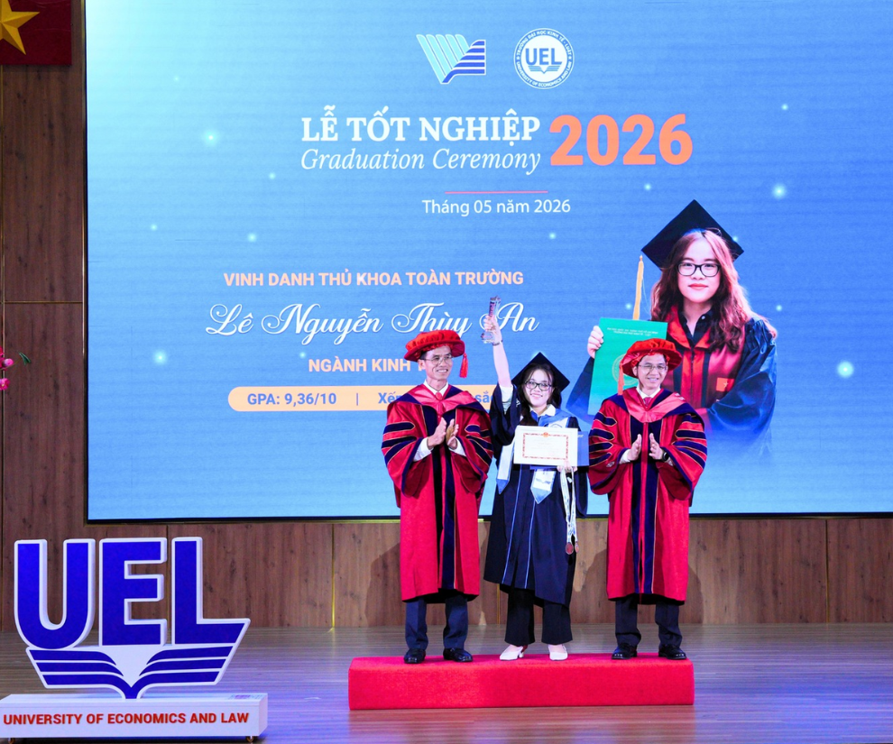 Thùy An trở thành thủ khoa đầu ra trường ĐH Kinh tế - Luật chỉ sau 3.5 năm đèn sách.