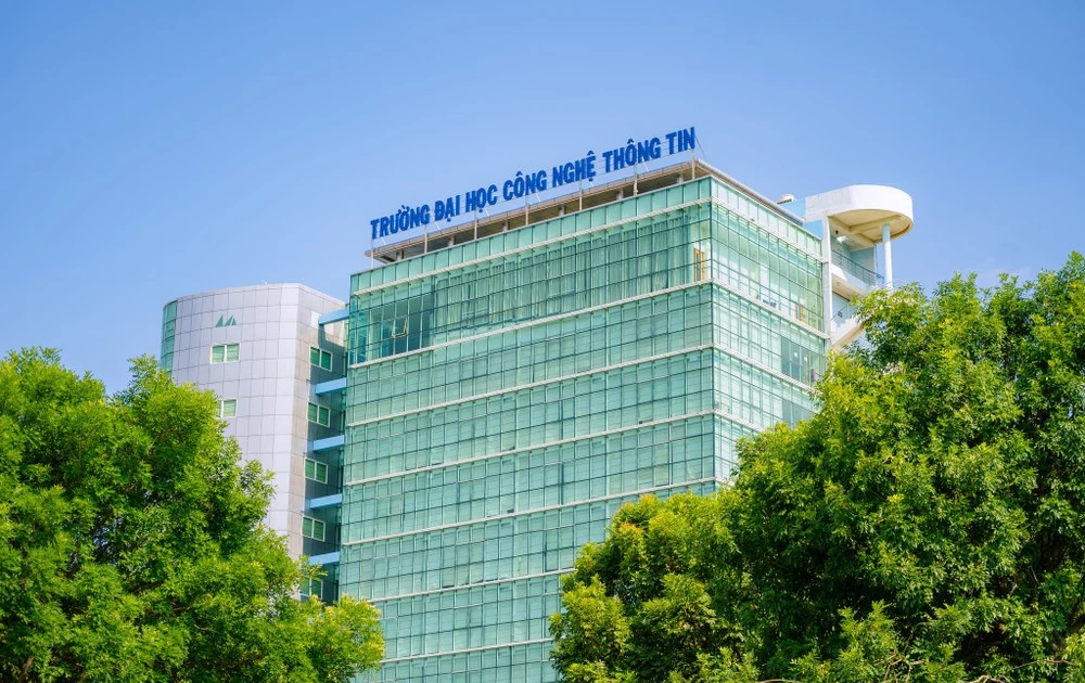 Lợi thế nổi bật khi học tại Trường Đại học Công nghệ Thông tin là môi trường đào tạo có tính chuyên biệt cao. Sinh viên được tiếp xúc thường xuyên với các lĩnh vực như khoa học máy tính, công nghệ phần mềm, hệ thống thông tin, an toàn thông tin, khoa học dữ liệu và trí tuệ nhân tạo.