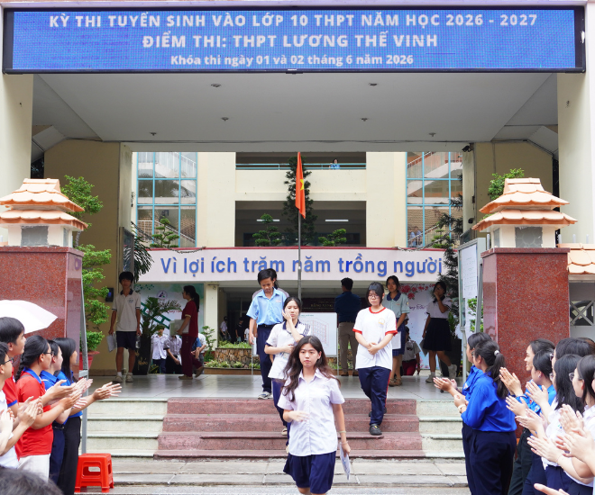 Những thí sinh đầu tiên bước ra khỏi phòng thi.