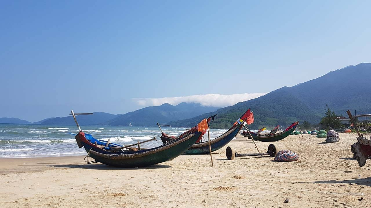 Khám phá vùng biển ở Huế mà vua Khải Định yêu thích, chọn làm nơi nghỉ dưỡng, được đánh giá đẹp nhất hành tinh 23 Bên cạnh đó, ở những làng chài ven biển cũng là cơ hội để hiểu hơn về văn hóa biển miền Trung.