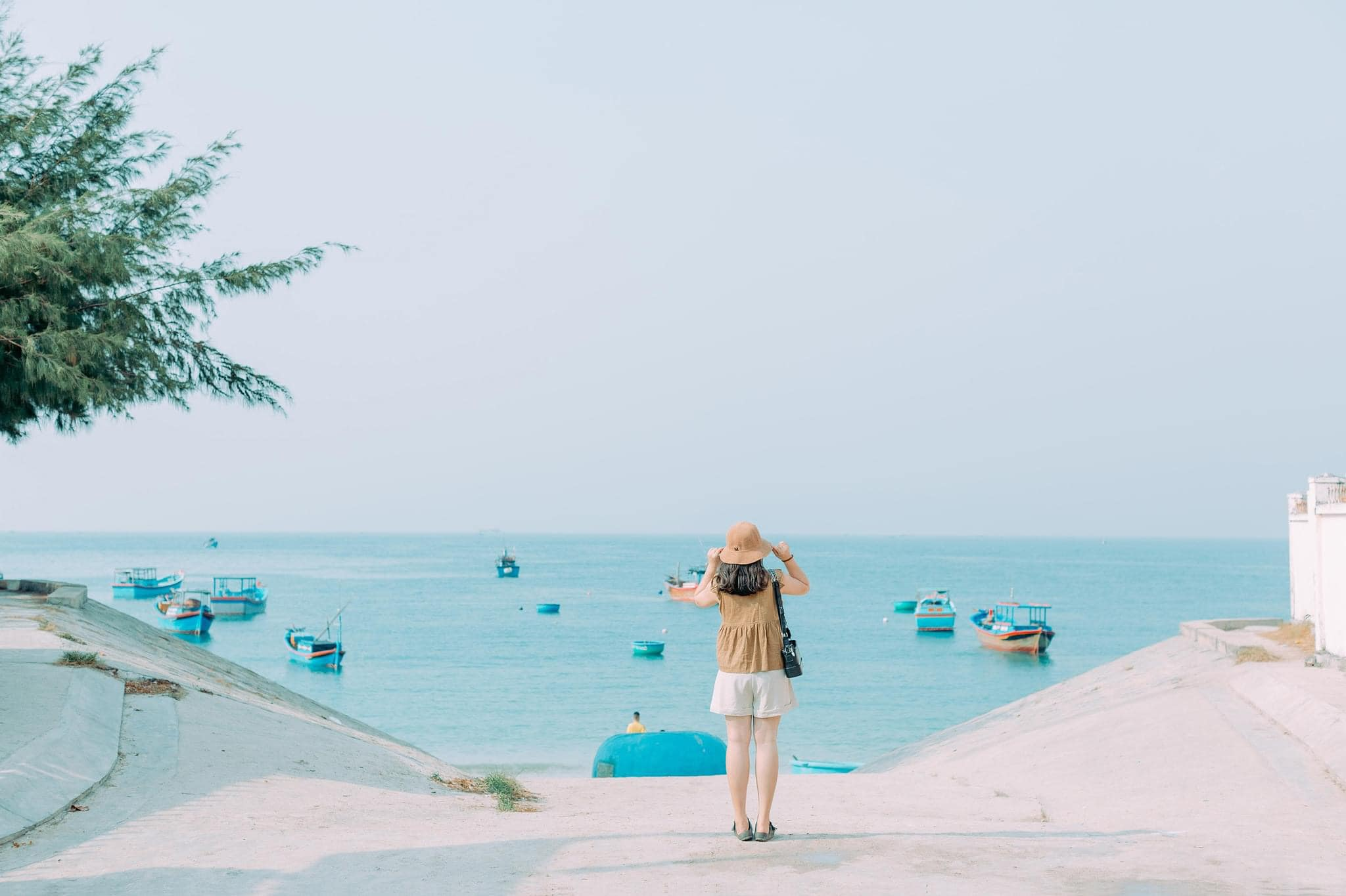 Du lịch làng chài Ninh Vân là dịp để tạm rời nhịp sống vội vã, hòa mình vào vẻ đẹp nguyên sơ của biển trời. Bãi cát trắng, làn nước trong xanh và không gian yên bình nơi đây mang đến cảm giác thư giãn, gần gũi với thiên nhiên.