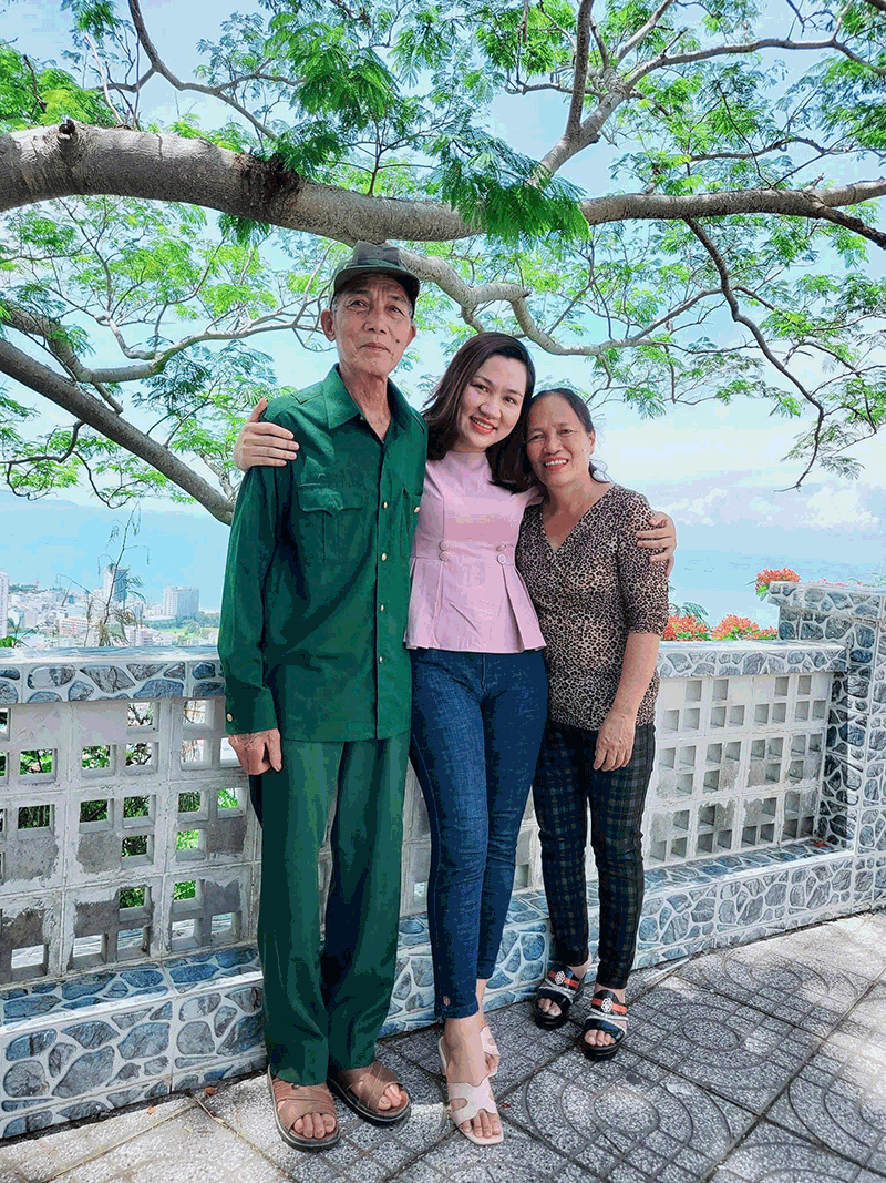 Bố của chị Hương một cựu chiến binh từng đi qua chiến tranh, chị Hương mong muốn đưa bố ra Hà Nội tham quan và tiện đường thăm quê ở Hưng Yên.