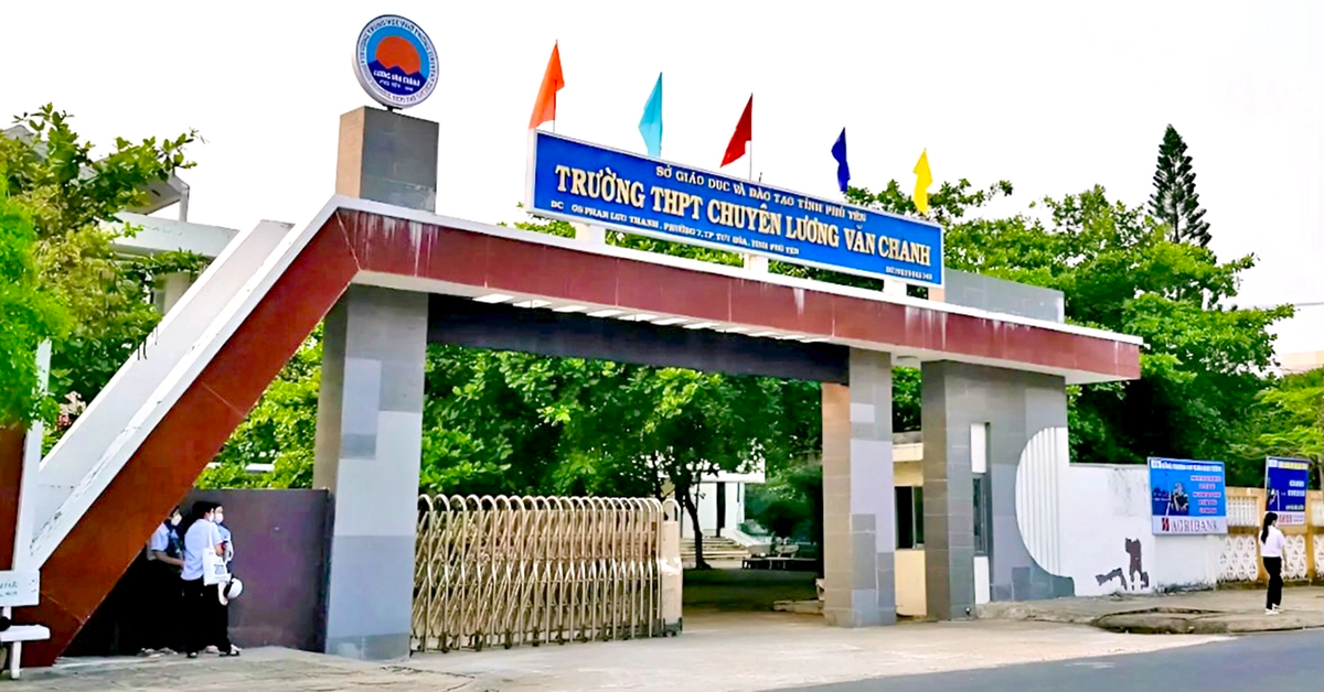 Về tuyển sinh, trường THPT Chuyên Lương Văn Chánh cũng tổ chức thi tuyển nghiêm ngặt với nhiều môn chuyên tương tự các trường chuyên khác như Toán, Vật lý, Hóa học, Sinh học, Ngữ văn, Tiếng Anh, Sử, Địa lý, Tin học. Những thí sinh trúng tuyển đều là những gương mặt tiêu biểu, có năng lực nổi bật và ý chí học tập rõ ràng.