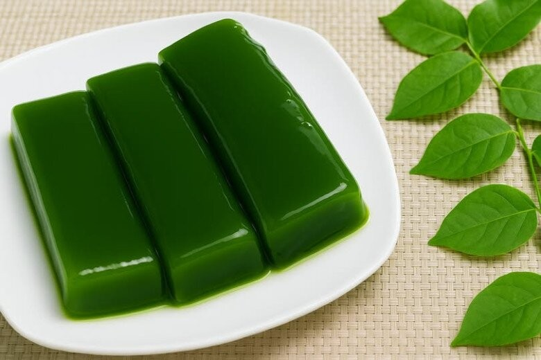 Lá và dây sương sâm tươi sau khi rửa sạch sẽ được vò với nước để tạo thành món thạch sương sâm thanh mát. Ngoài ra, lá sương sâm còn có thể phơi khô để dùng dần.