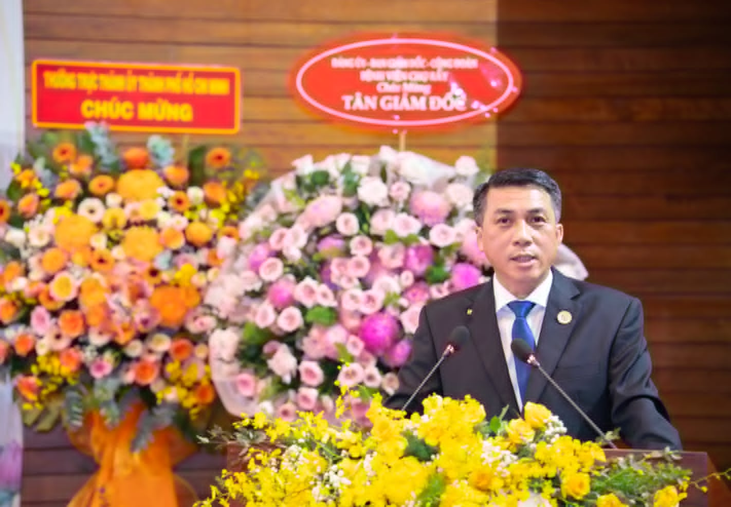 Không chỉ đảm nhiệm công tác chuyên môn và quản lý, BS.Việt còn tham gia nhiều đề tài nghiên cứu khoa học ứng dụng. Ông cũng được biết đến với sự quan tâm đối với các hoạt động hỗ trợ người bệnh, đặc biệt là những bệnh nhân có hoàn cảnh khó khăn.