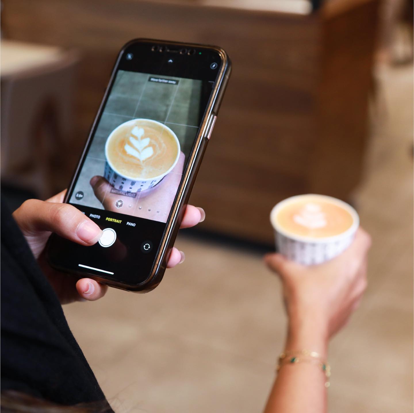 Nhiều người nghĩ khi đăng tải hình ảnh check-in ở nhà hàng, quán cafe sang trọng mới là người có phong cách. Điều này, vô tình khiến nhiều bạn trẻ vượt chi tiêu, sử dụng tiền cho những điều vô bổ.