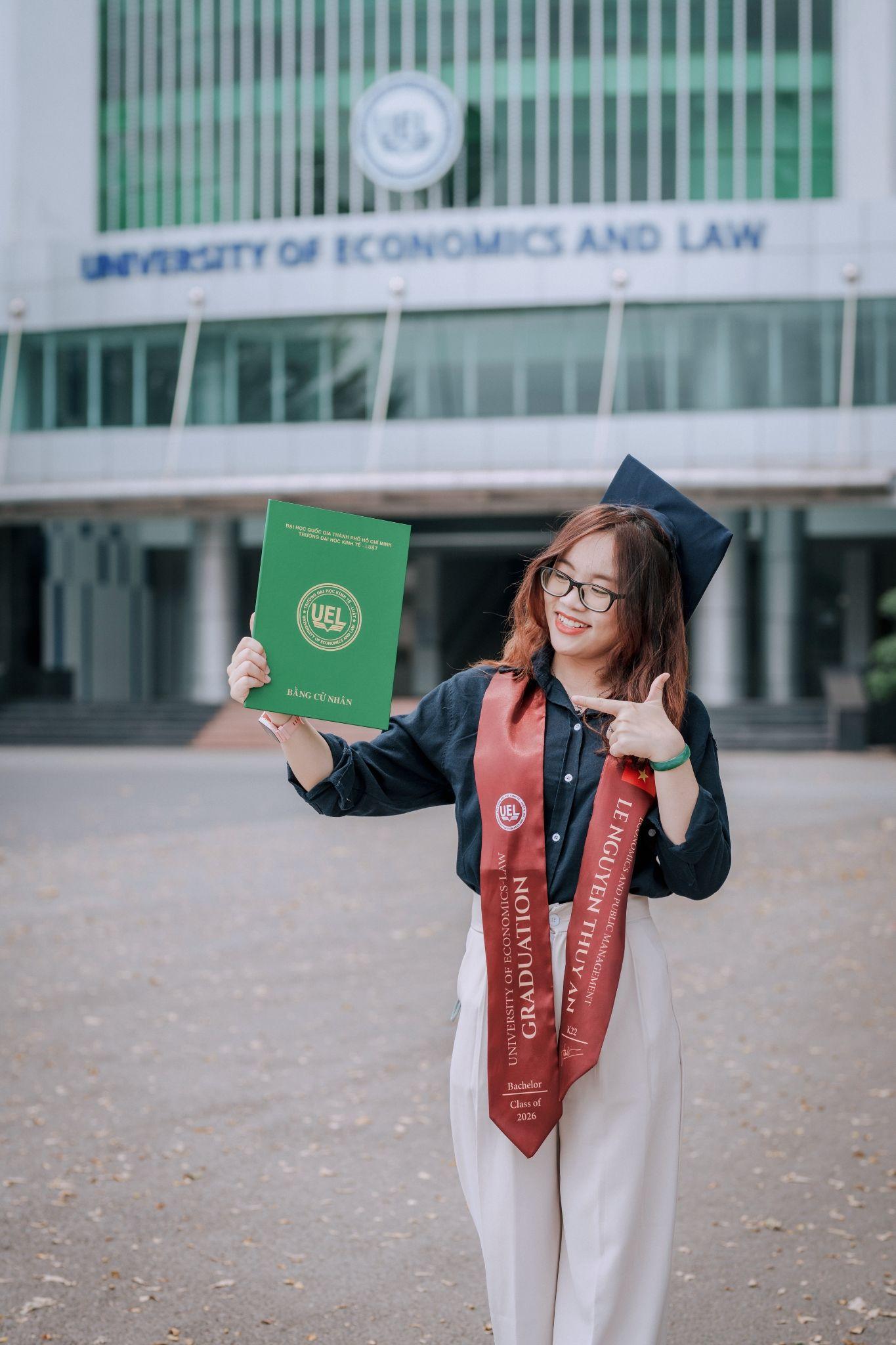 Thùy An cho biết cách học ở môi trường ĐH hoàn toàn khác với THPT, quan trọng phải tự tìm tòi, mở rộng kiến thức thì sẽ chinh phục được điểm cao.