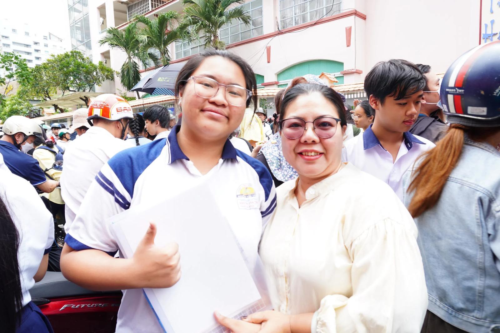 Trúc Phương không giấu được cảm xúc khi hoàn thành tốt bài thi đầu tiên trong kỳ thi tuyển sinh 10.