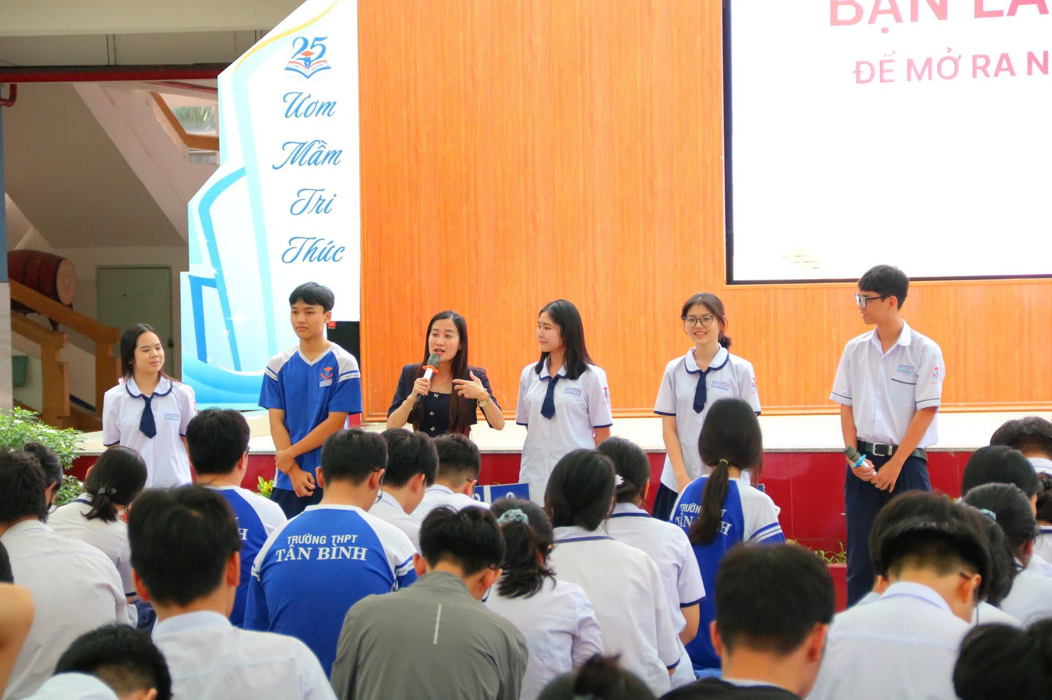 Việc bố mẹ, gia đình và người thân quan tâm đến tâm lý của các sĩ tử chuẩn bị bước vào kỳ thi THPT Quốc gia là vô cùng quan trọng.