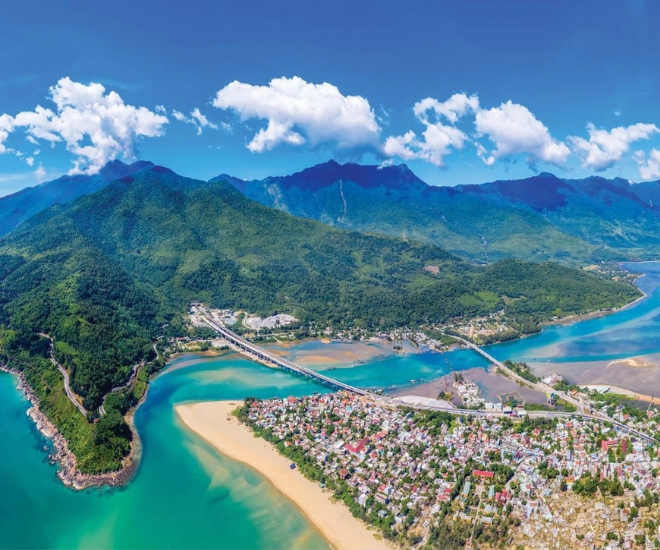 Khám phá vùng biển ở Huế mà vua Khải Định yêu thích, chọn làm nơi nghỉ dưỡng, được đánh giá đẹp nhất hành tinh 19 Vịnh có chiều dài 42,5 km, bãi tắm Lăng Cô có bãi cát đẹp mịn màng dài tới hơn 10km, mặt nước biển trong xanh, nơi có nhiều khu nghỉ mát cao cấp, hiện đại.