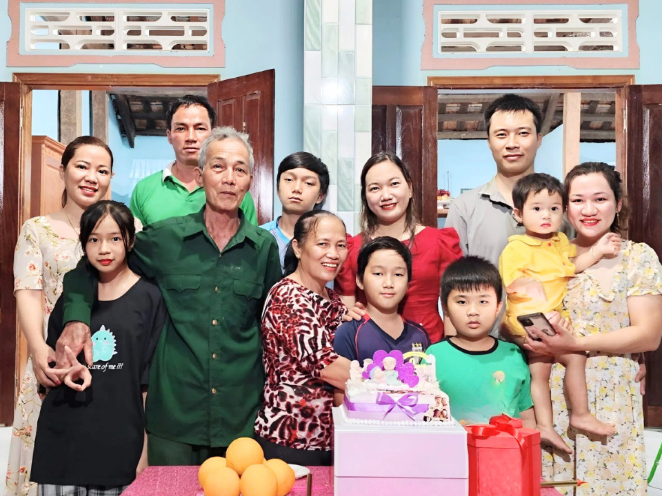 Theo chị, bố là người ít nói, không quen thể hiện tình cảm bằng lời, nhưng lại luôn quan tâm con cái theo cách rất riêng. Sự quan tâm ấy không ồn ào, mà lặng lẽ và tỉ mỉ, đôi khi chỉ bắt đầu từ những điều rất nhỏ.