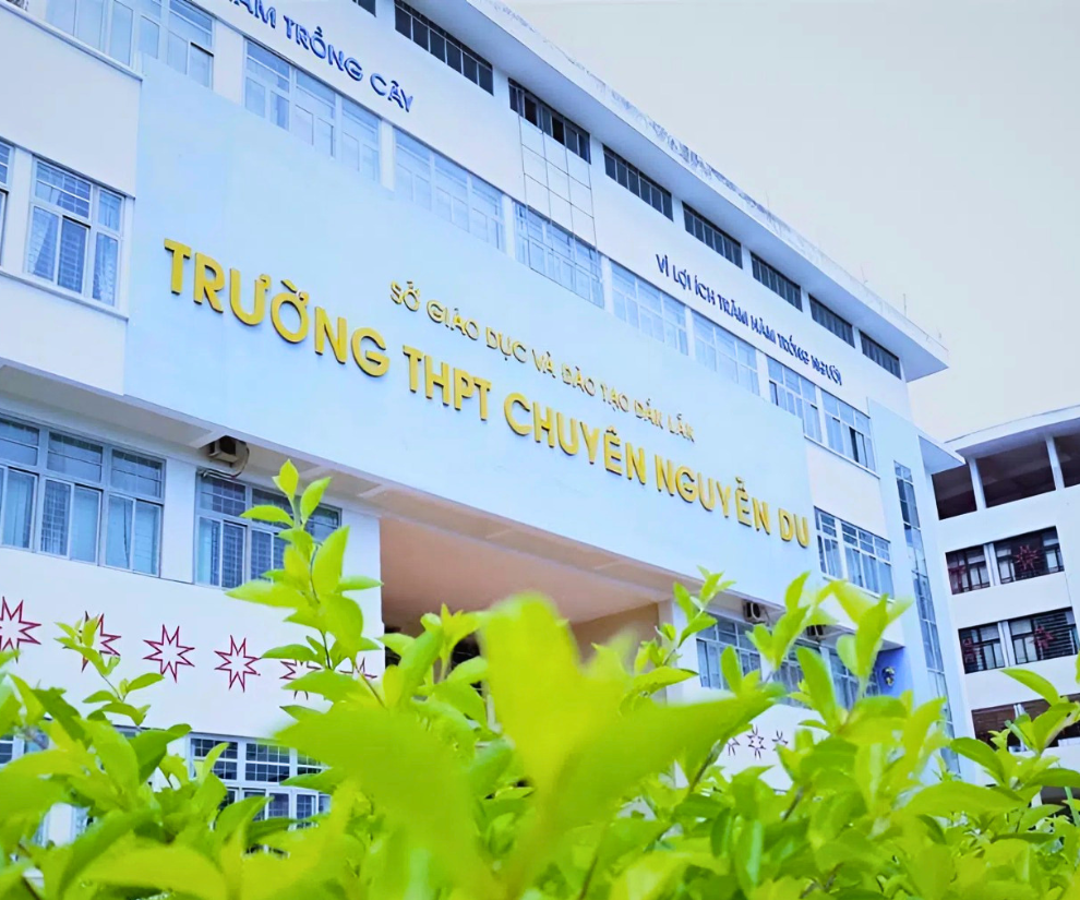 Trường THPT Chuyên Nguyễn Du - Đắk Lắk là một ngôi trường trọng điểm, luôn trở thành mục tiêu phấn đấu của rất nhiều thế hệ học sinh.