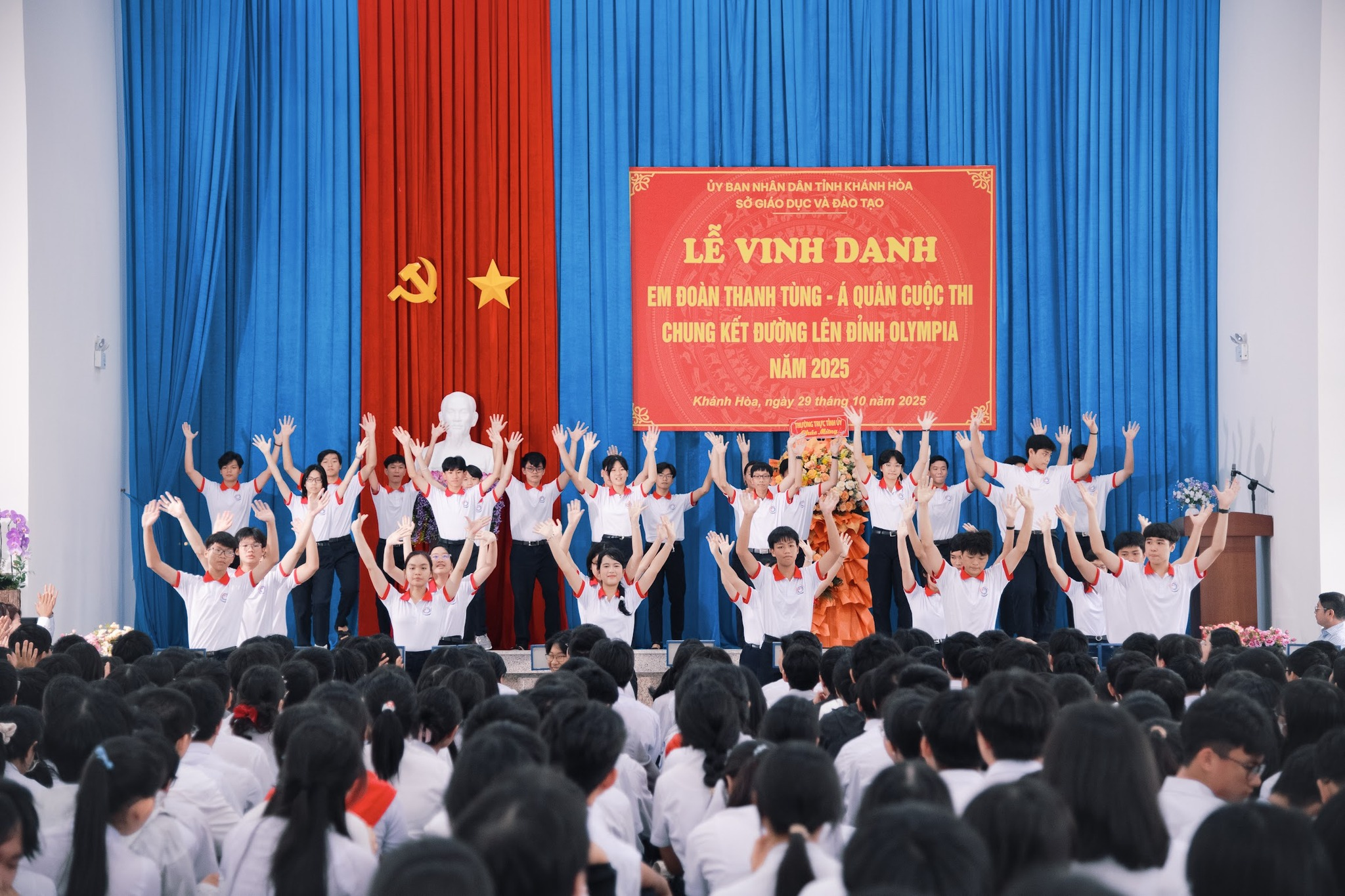 Học sinh trường THPT Chuyên Lê Quý Đôn - Nam Nha Trang năng động, sáng tạo, tích cực tham gia hoạt động ngoại khóa.