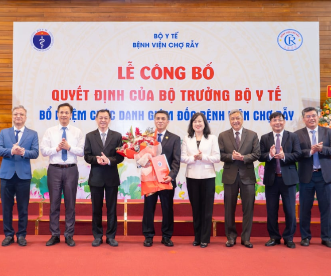 Bộ trưởng Bộ Y tế Đào Hồng Lan trao quyết định bổ nhiệm BS.CKII Phạm Thanh Việt làm Giám đốc Bệnh viện Chợ Rẫy.