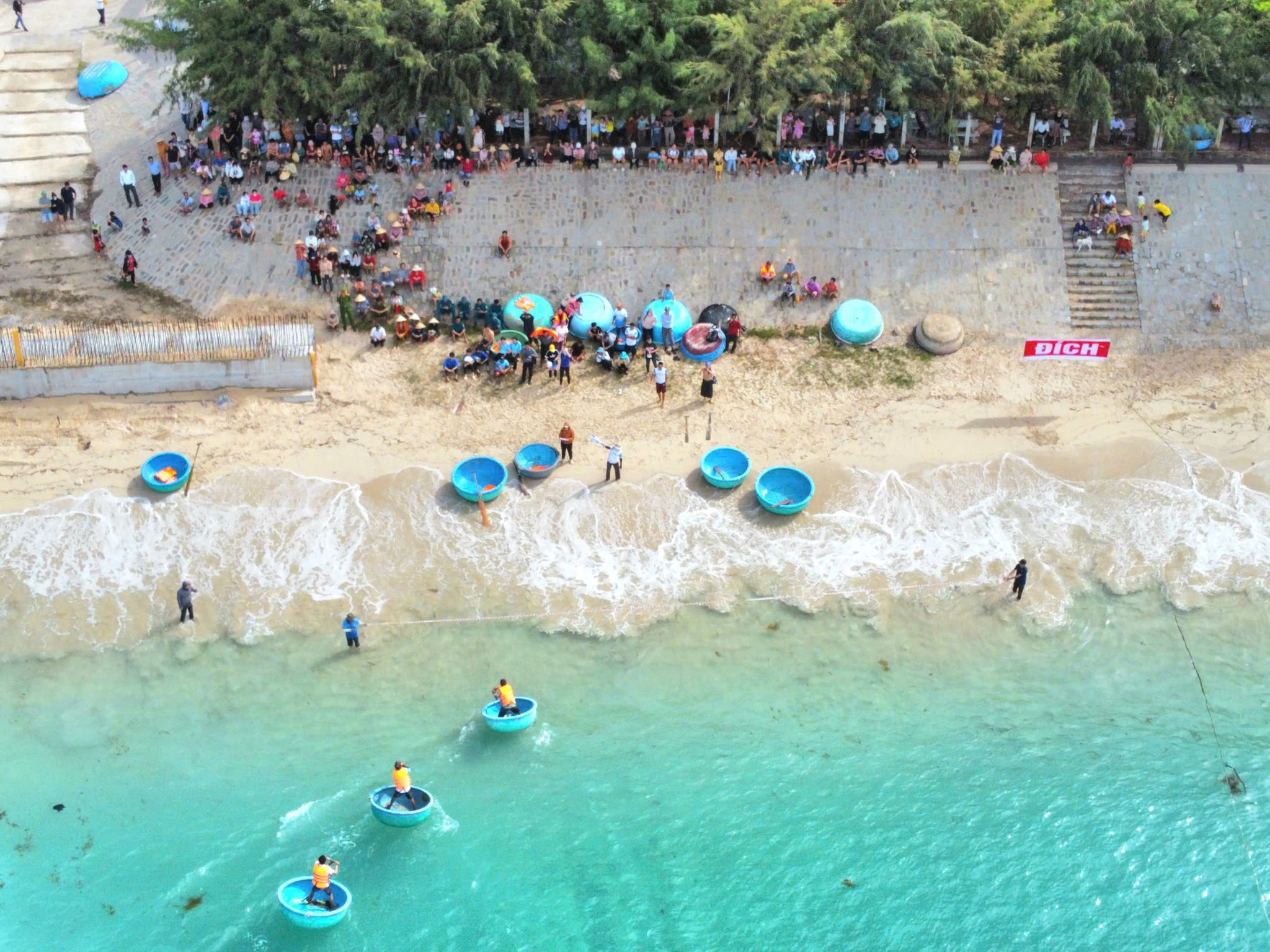 Những tháng hè là thời điểm Ninh Vân đón nhiều du khách nhất.