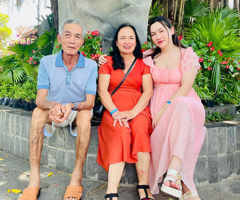 Chị Hương chụp ảnh cùng bố mẹ.