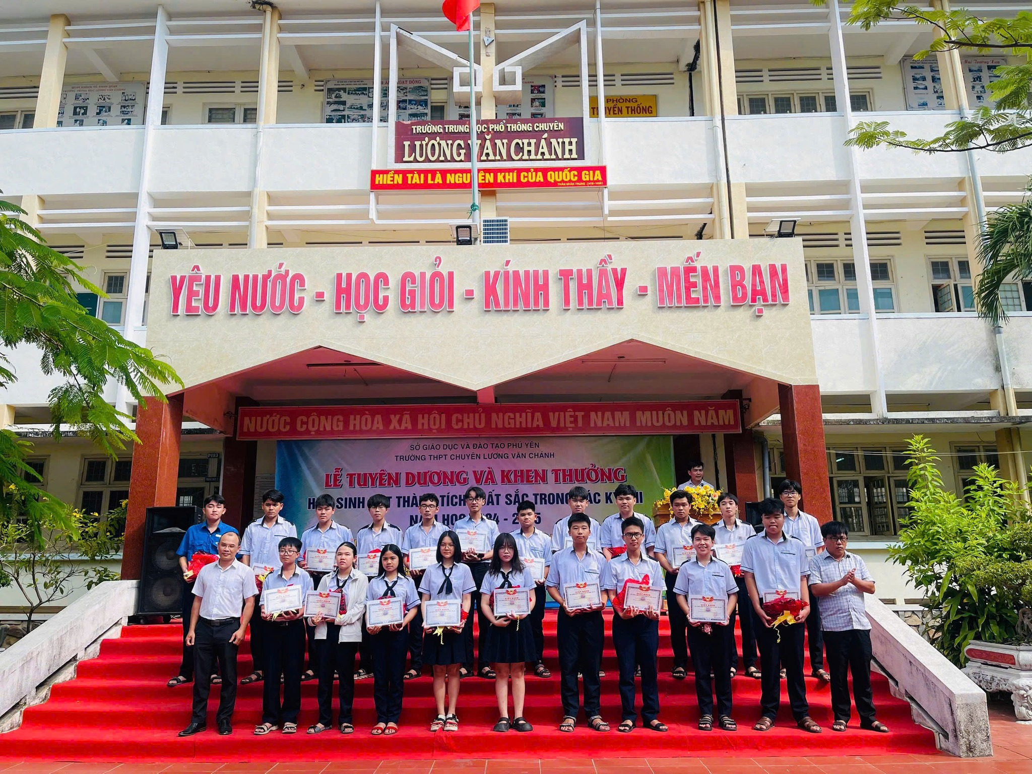 Học sinh của trường trong những năm qua giành nhiều thành tích đáng tự hào trong sân chơi học thuật cấp khu vực, quốc gia.