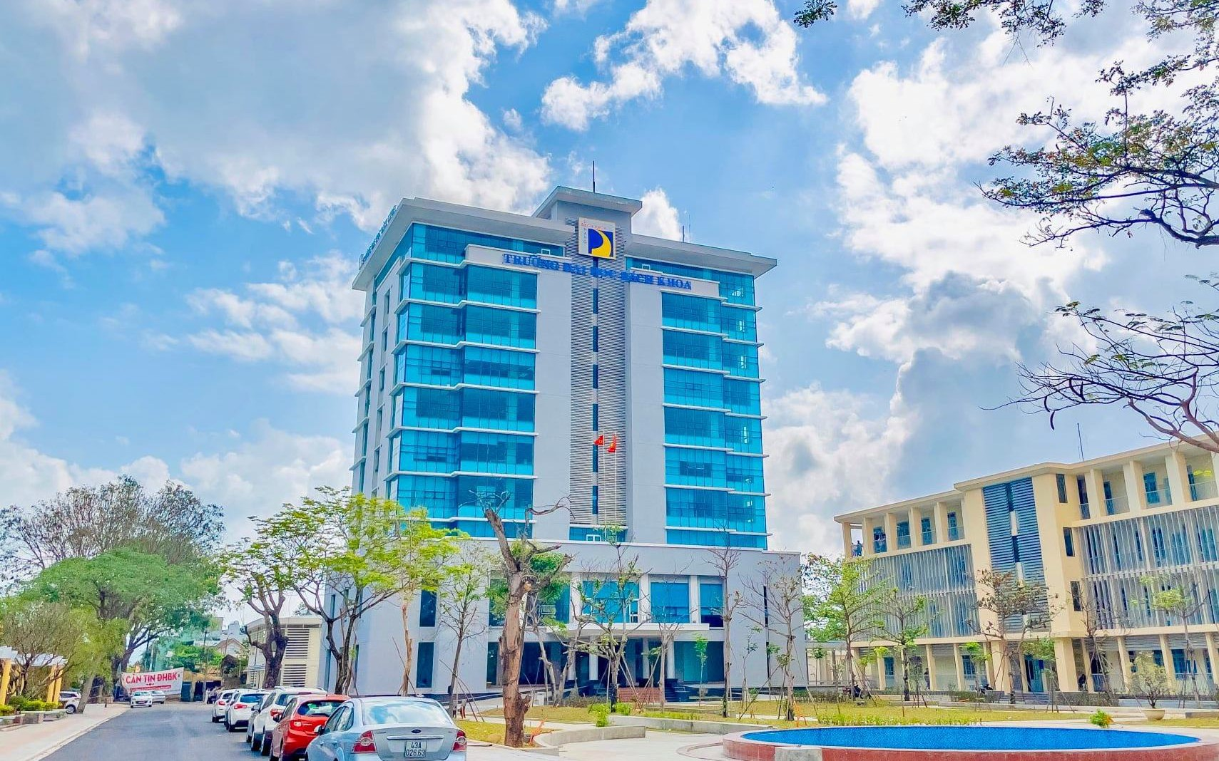 Chương trình đào tạo tại Trường Đại học Bách Khoa - Đại học Đà Nẵng hướng đến việc trang bị cho sinh viên kiến thức nền tảng về công nghệ thông tin, lập trình, xử lý dữ liệu và các phương pháp ứng dụng AI.