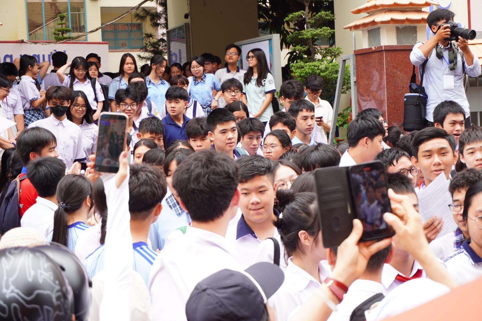 Đề thi Ngữ Văn lớp 10 ở TP.HCM gây bất ngờ, thí sinh đánh giá có độ phân hóa cao, nhiều sĩ tử tự tin làm tốt - 5