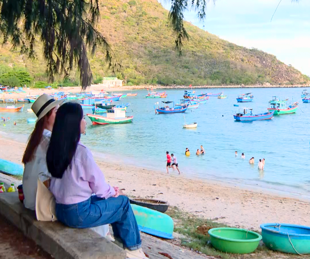 Làng chài Ninh Vân không ồn ào, hối hả, thích hợp cho những chuyến du lịch nghỉ dưỡng, chữa lành.