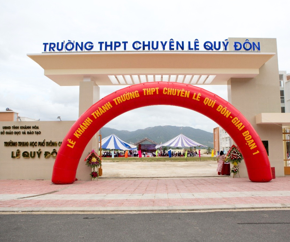 Trải qua nhiều lần trùng tu nâng cấp và di chuyển cơ sở học tập, trường THPT Chuyên Lê Quý Đôn - Nam Nha Trang gây ấn tượng vẻ ngoài khang trang và hiện đại cùng tông màu trắng chủ đạo. Trường sở hữu khuôn viên có diện tích rộng lớn gồm 45.000m2, tạo không gian thoáng đãng cho các hoạt động ngoại khóa và thể chất.