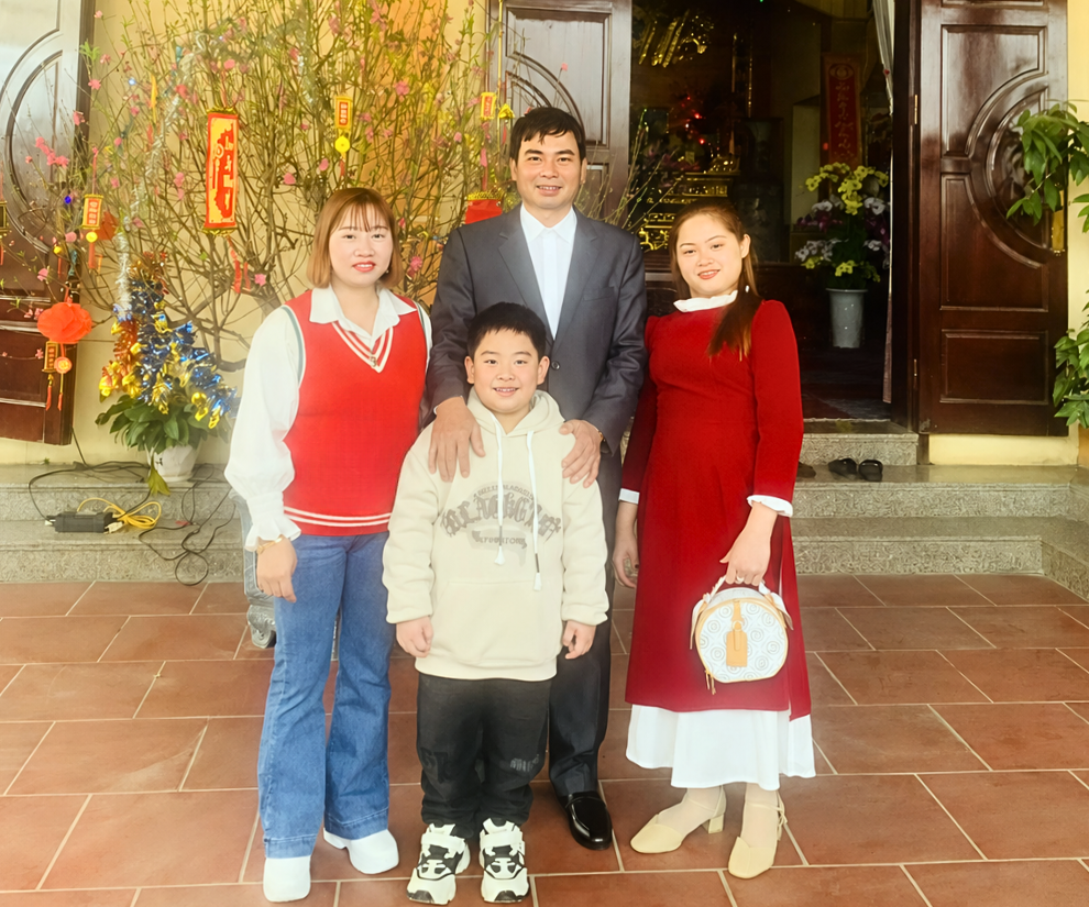Hiền Giang (phải) chụp ảnh cùng gia đình nhỏ.