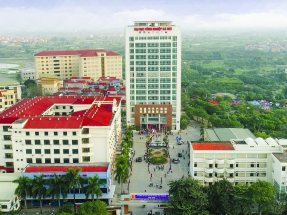 Với đội ngũ giảng viên có kinh nghiệm, hệ thống phòng lab và mạng lưới đối tác trong lĩnh vực công nghệ, Trường Đại học Công nghệ mang đến nền tảng tốt cho sinh viên muốn theo đuổi AI một cách bài bản.