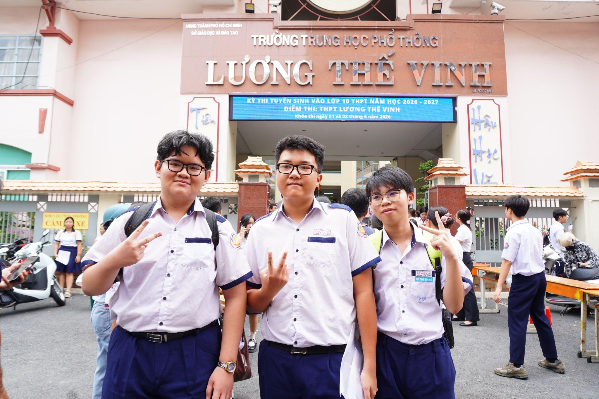 Hoàng Sơn (trái) cho rằng đề thi có độ phân hóa tốt, dữ kiện trong phần Đọc - hiểu khá dài, dễ khiến thí sinh mất tập trung.